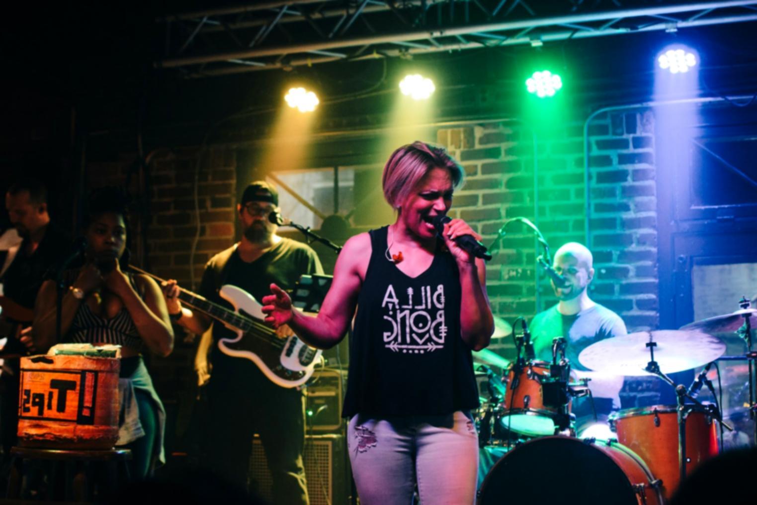 Звукова студія Boostiqz з обладнанням для створення аудіо